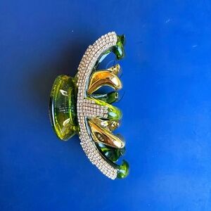 NWOT. Crystal Green Hair Claw Clip. Size: Large